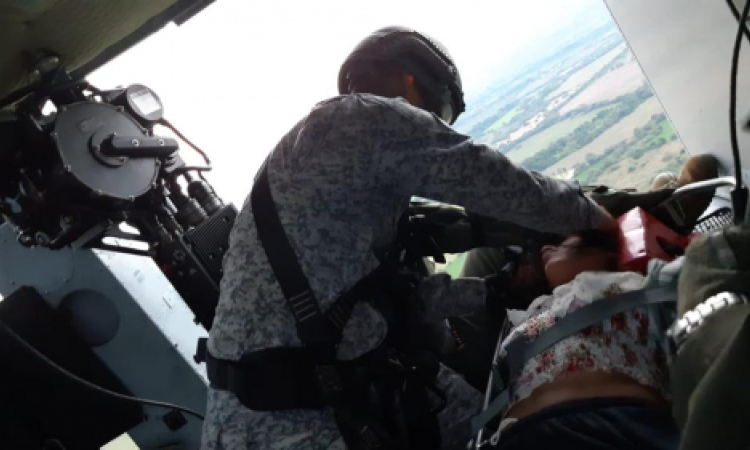 Impresionante rescate aéreo de una mujer que cayó a un precipicio en Huila