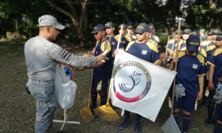 Comando Aéreo de Combate No. 1 contribuye con el medio ambiente mediante jornada de limpieza en Puerto Salgar, Cundinamarca.
