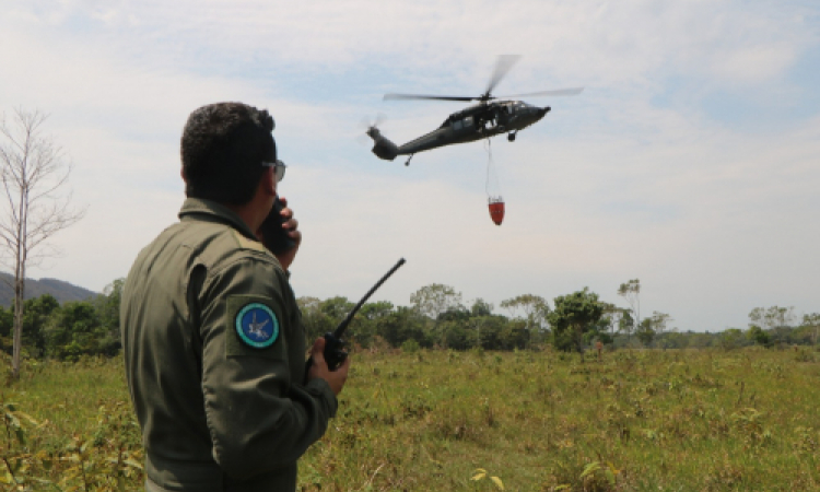 Fuerza Aérea Colombiana mitiga gran incendio forestal en el departamento del Meta