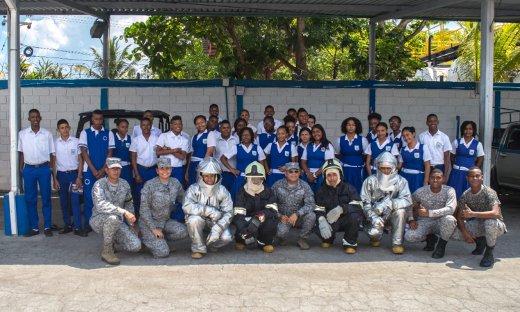 El Brooks Hill Bilingual School visitó el Grupo Aéreo del Caribe