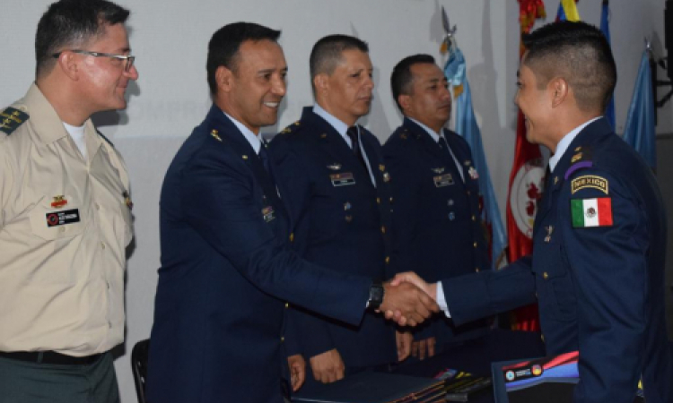 Oficiales de México, Paraguay, Perú y Colombia, recibieron sus Alas de Piloto Militar