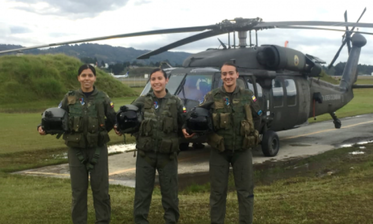 Mujeres al mando de un Black Hawk