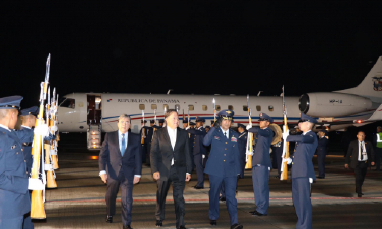 Presidente de Panamá es recibido con honores militares en CATAM