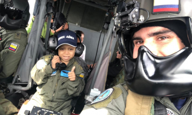 Santiago cumple el sueño de ser piloto en un Black Hawk de la Fuerza Aérea