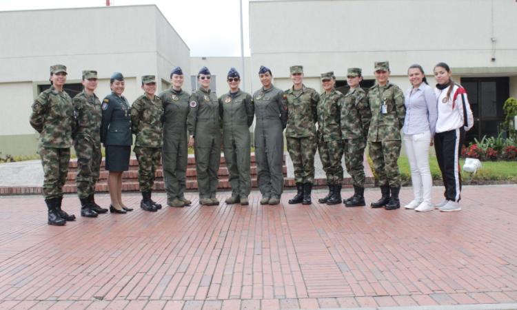Oficiales de vuelo femeninas de la Fuerza Aérea comparten experiencias con sus pares del Ejercito Nacional