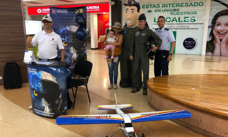 La Fuerza Aérea celebró sus 100 años, en el centro comercial Guatapurí 