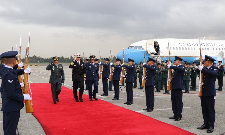 Altos mandos militares de Estados Unidos y Ecuador visitan Colombia