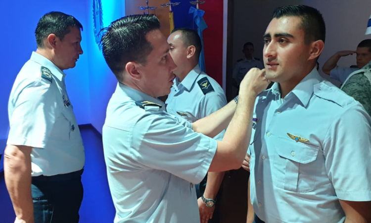Suboficiales de la Fuerza Aérea Colombiana ascienden en ceremonia militar en el Comando Aéreo de Combate No. 1