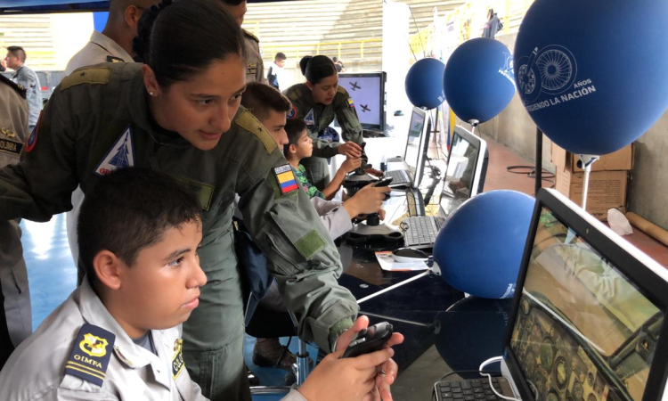 Fuerza Aérea Colombiana participa en Feria de exposición aeronáutica y aeromodelos en La Dorada, Caldas