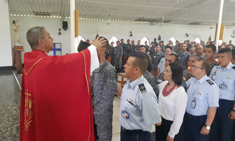 Soldados del Comando Aéreo de Combate No. 1, reciben sacramentos católicos durante su servicio militar