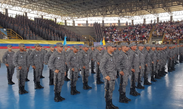 Soldados de la Fuerza Aérea Colombiana juran bandera y lealtad a la Patria