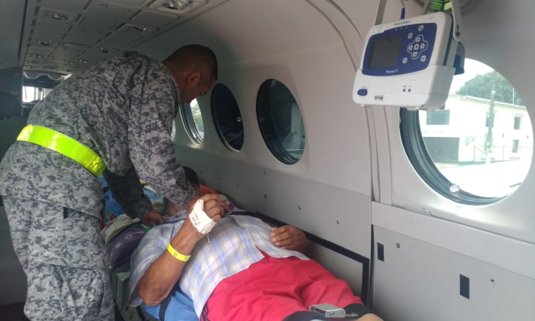Adulto mayor en delicado estado de salud fue trasladado por la Fuerza Aérea Colombiana