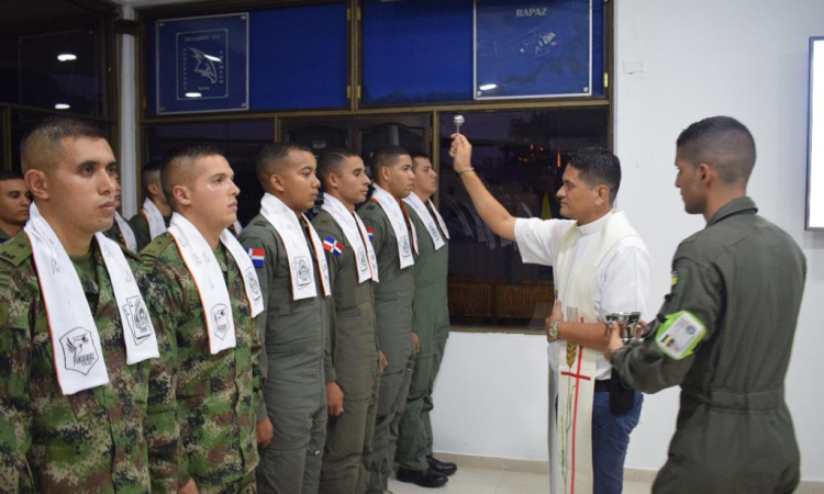  Más oficiales de Latinoamérica llegan a Colombia para formarse como pilotos de helicóptero 