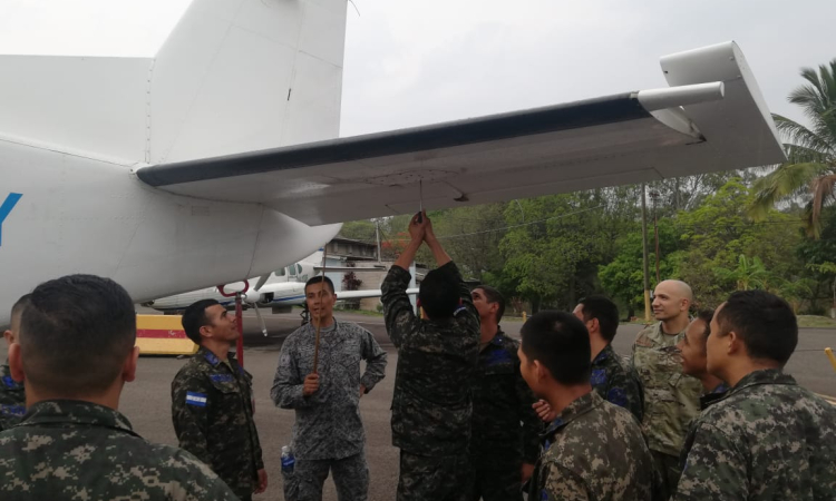 Técnicos del Grupo Aéreo del Casanare transmiten su conocimiento a la Fuerza Aérea Hondureña