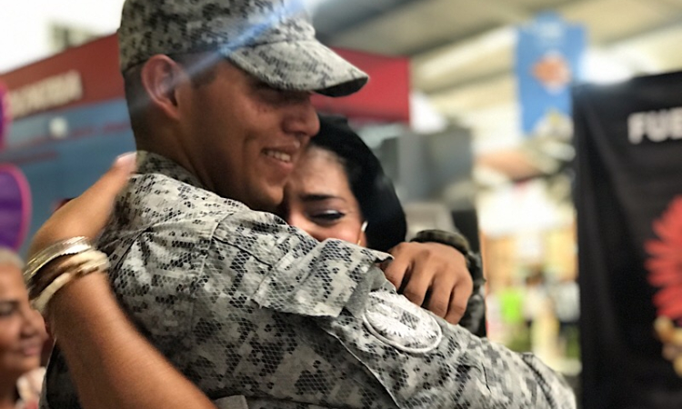 Con una gran sorpresa, celebró el día de la madre un soldado de la Fuerza Aérea 