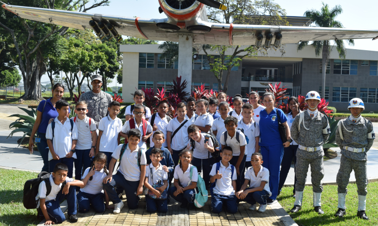 Instituciones educativas de la ciudad de Cali, visitan Base Aérea Marco Fidel Suárez