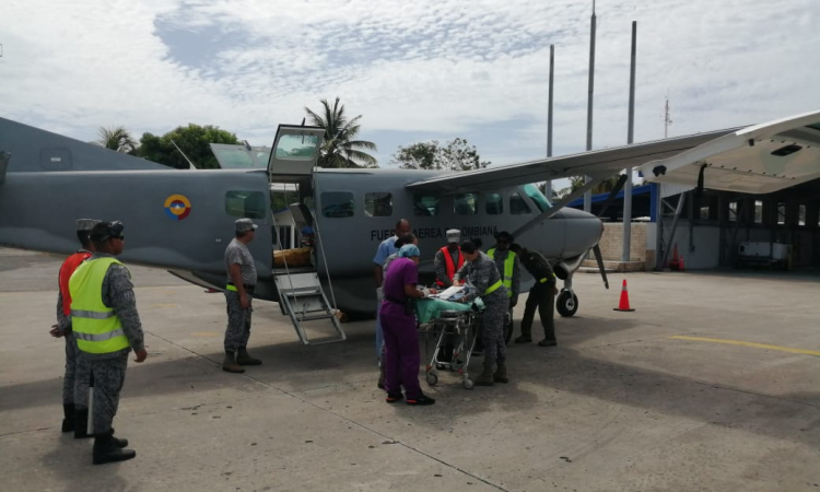 Bebé de dieciséis días de nacido es trasladado por la Fuerza Aérea Colombiana