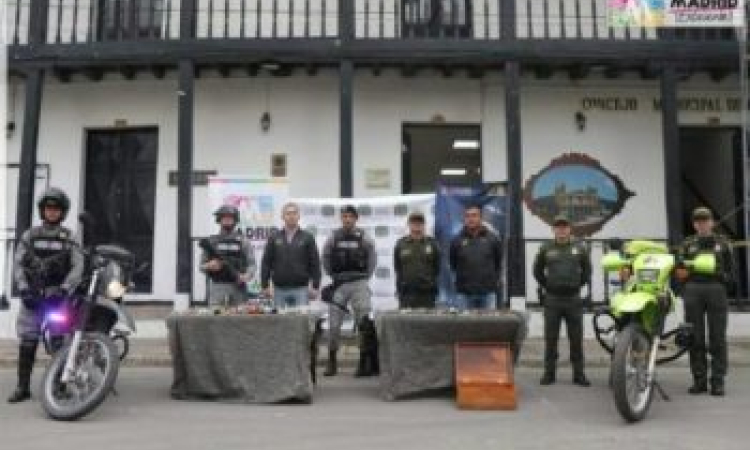 Fuerza Aérea y Policía realizan recaudo armas blancas en Madrid, Cundinamarca