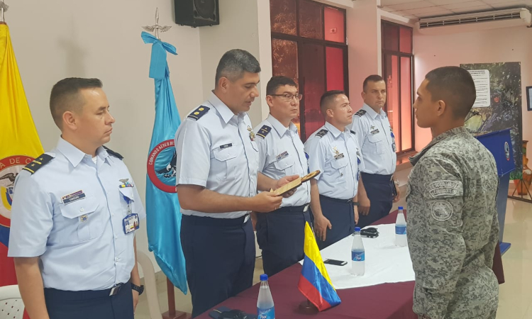 Jóvenes soldados de la Base Aérea de Palanquero se gradúan como Técnicos en Protección a Personajes