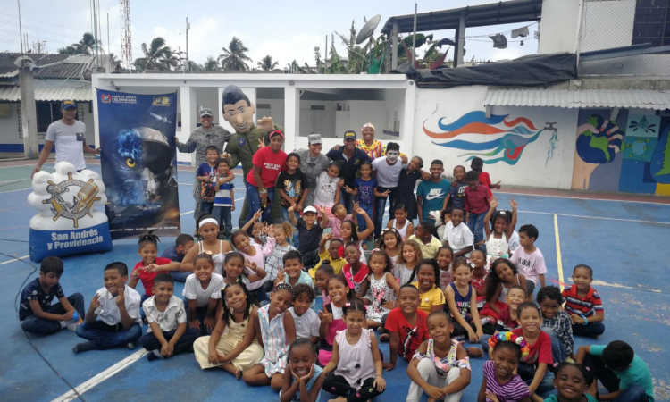 La alegría de los niños es el mejor recibimiento que obtiene la Fuerza Aérea Colombiana al llegar a las diferentes actividades sociales que desarrolla en San Andrés Isla; en esta ocasión las sonrisas de los pequeños estudiantes del Colegio Luis Amigó, dieron inicio al acompañamiento que brindo la Institución Militar en la celebración del Día del Niño. 