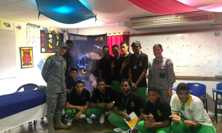 En la feria universitaria del Colegio Luis Amigó estuvo presente la Fuerza Aérea Colombiana