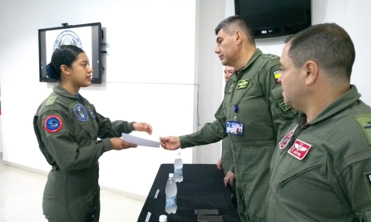 Oficiales de la Fuerza Aérea Colombiana terminan curso básico de navegante