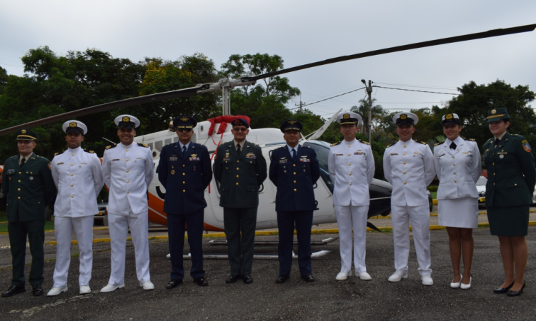 Oficiales pertenecientes al Ejército y Armada Nacional recibieron sus alas de piloto militar