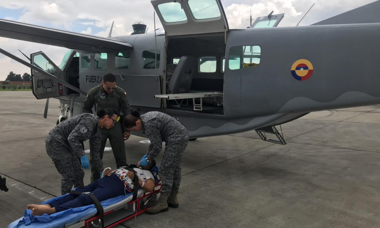 Fuerza Aérea traslada mujer de la tercera edad en grave estado de salud