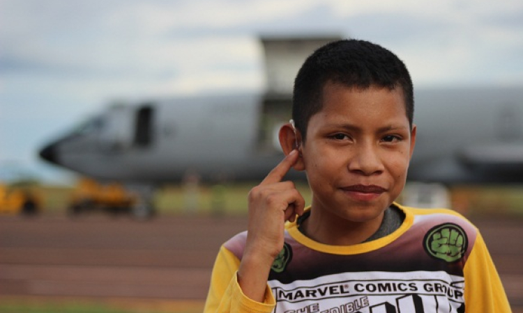 Niño indígena del Guainía con problemas auditivos ya puede oír gracias al apoyo de la Fuerza Aérea Colombiana