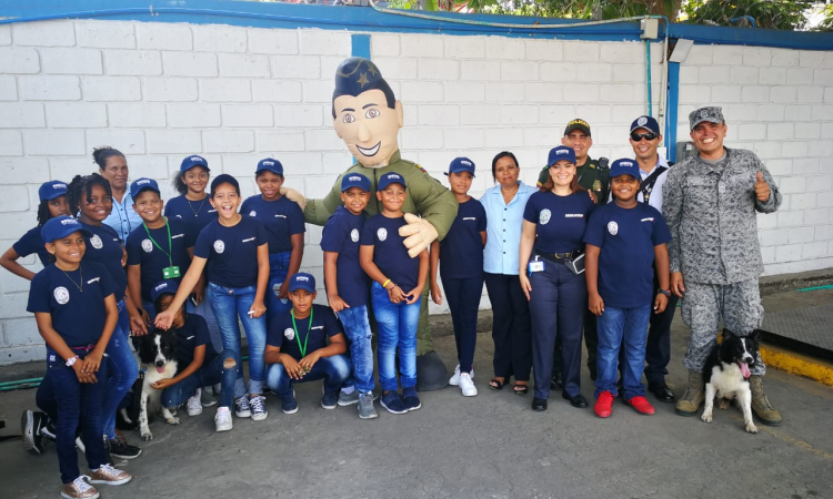 Niños Isleños y Migración Colombia experimentan una divertida visita al Grupo Aéreo del Caribe