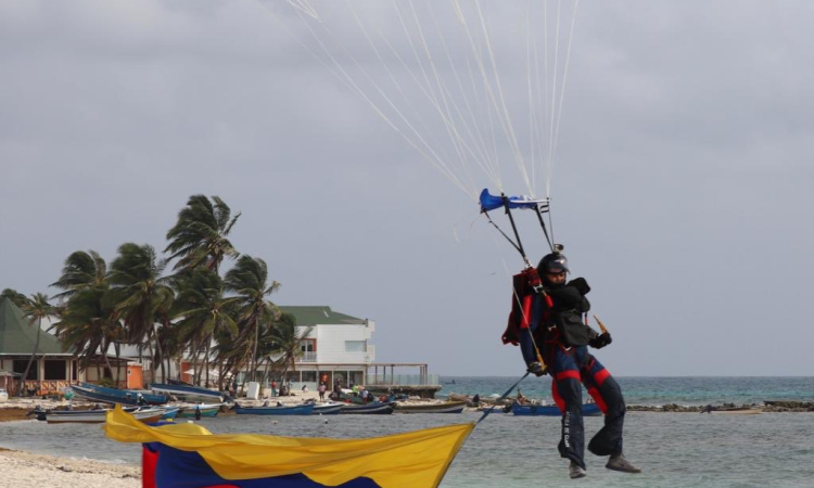  “Salto de Soberanía” un espectáculo tricolor que conmemoró el centenario de la Fuerza Aérea Colombiana en la Isla de San Andrés
