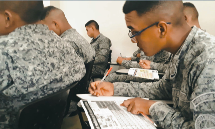 Soldados de CACOM-3 culminan sus estudios de bachillerato