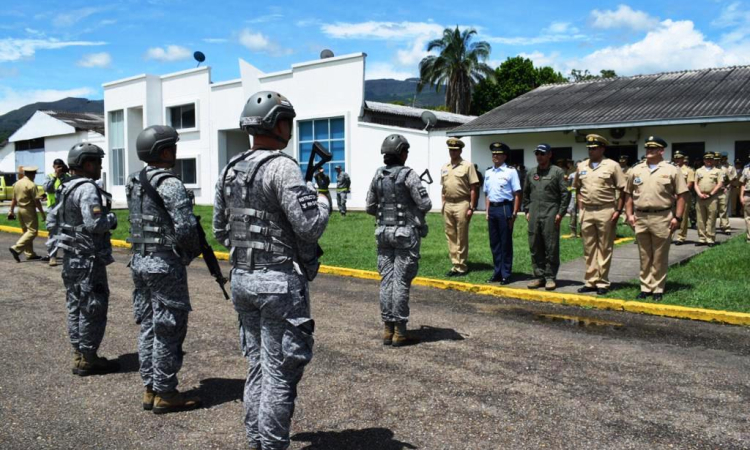 100 oficiales del Curso de Estado Mayor, visitan unidades de las Fuerzas Militares 