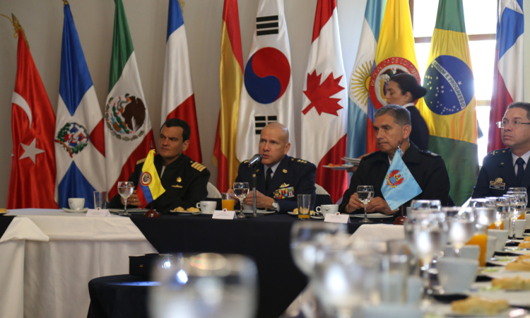 Agregados Militares en Colombia conocen oferta de capacidades de la Fuerza Aérea 
