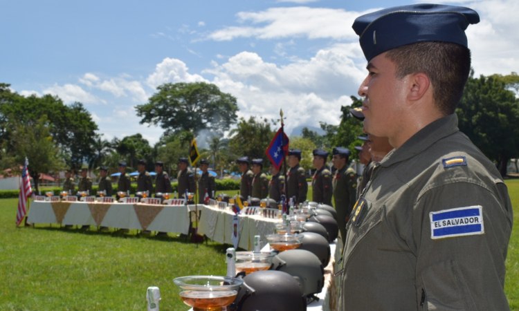 Ceremonia para 22 oficiales que realizaron por primera vez su “Vuelo solo”.