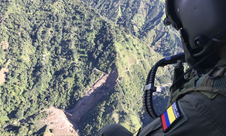 Helicóptero de la Fuerza Aérea sobrevoló sobre el sector del deslizamiento que generó emergencia en Chaparral 