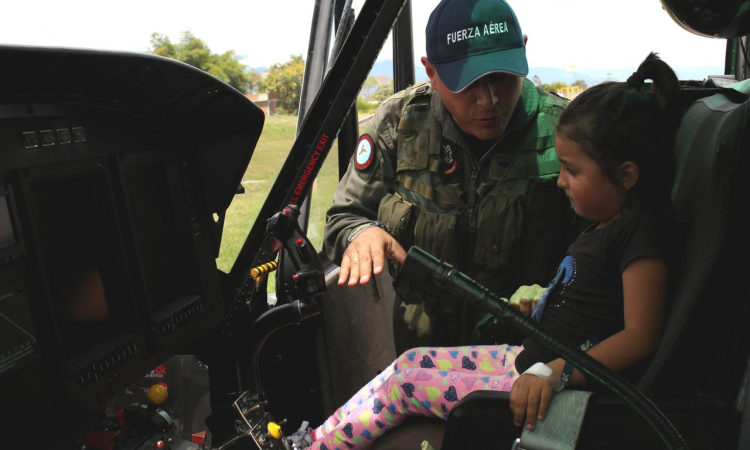   El sueño de Sara se cumplió a bordo de un helicóptero de la Fuerza Aérea Colombiana
