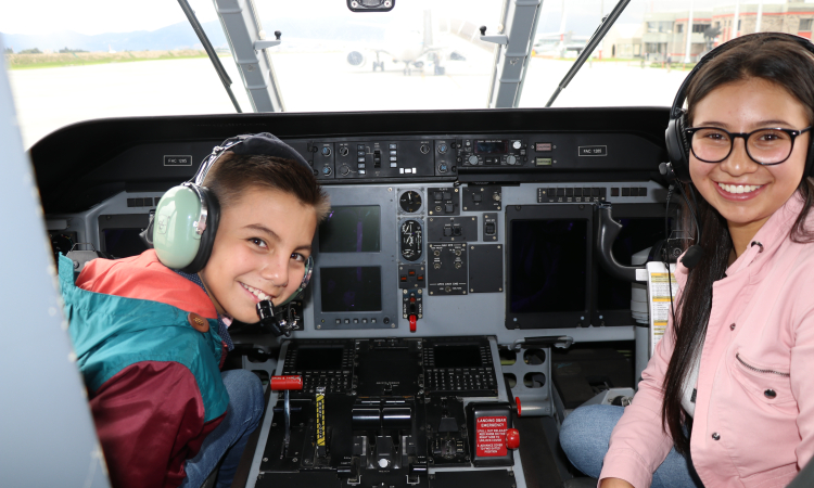Dos hermanos bogotanos cumplen el sueño de ser aviadores