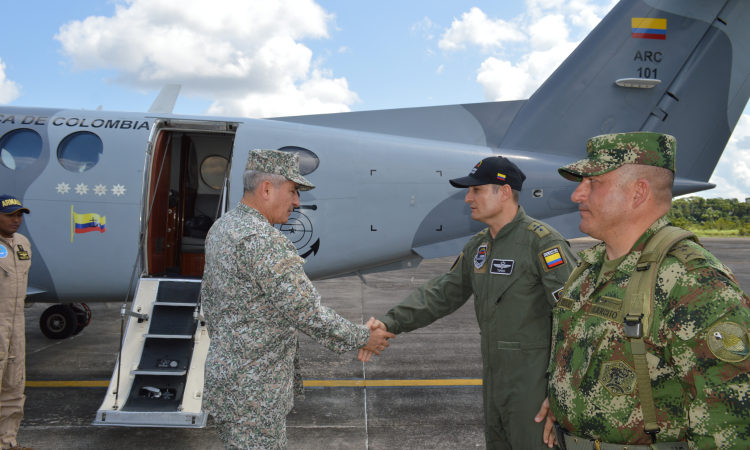 Comandante de la Armada Nacional visita el Grupo Aéreo del Amazonas