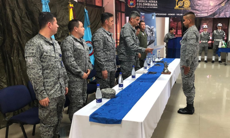 El Comando Aéreo de Combate No. 1 realiza reconocimiento especial a soldados que terminaron su servicio militar 