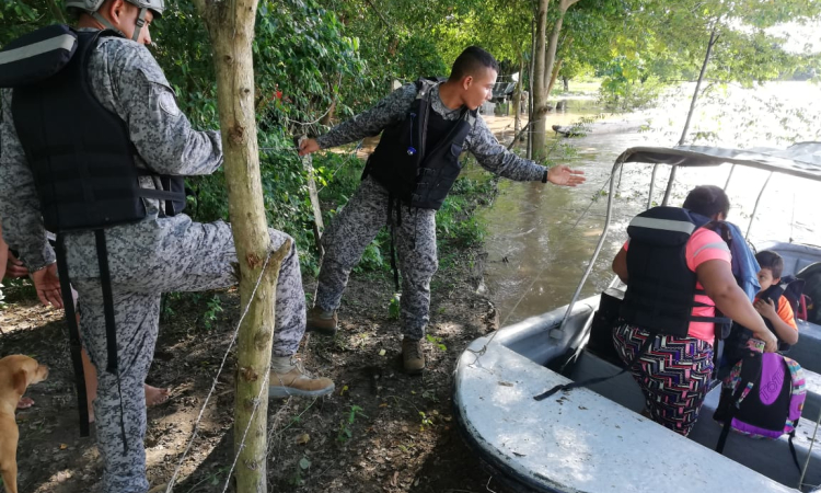 Fuerza Aérea Colombiana evacua a familia afectada por el río Magdalena