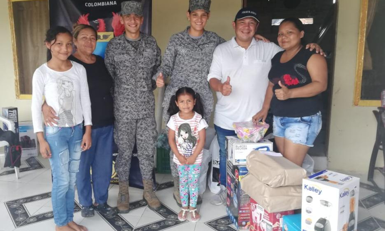 Fuerza Aérea Colombiana regala sonrisas a madres del Amazonas