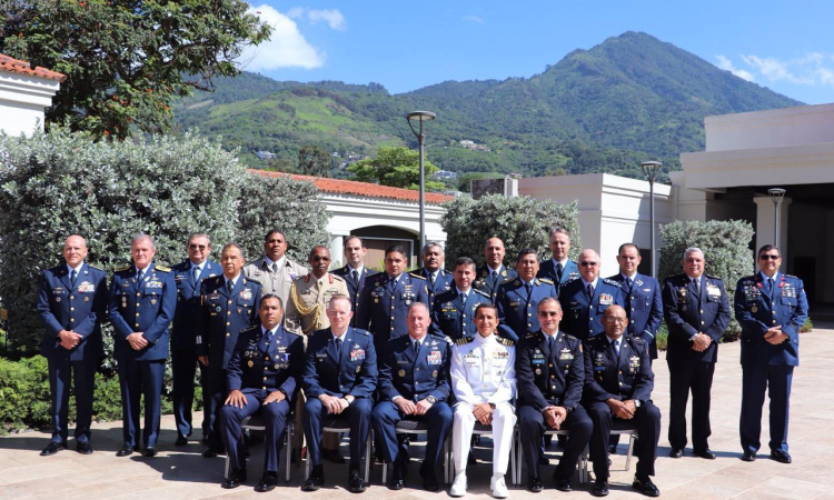 Comandantes de 21 Fuerzas Aéreas del hemisferio se reúnen en El Salvador durante CONJEFAMER