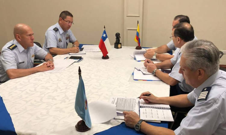 Comandante de la Fuerza Aérea Colombiana se reunió con representantes de 13 naciones en la 59ª versión de CONJEFAMER