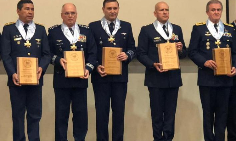 Comandante de la Fuerza Aérea Colombiana recibe condecoración en reunión de Jefes de Fuerzas Aéreas Americanas