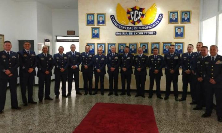 Técnicos Asesores de Comando de la Fuerza Aérea Colombiana renuevan su compromiso de honor.