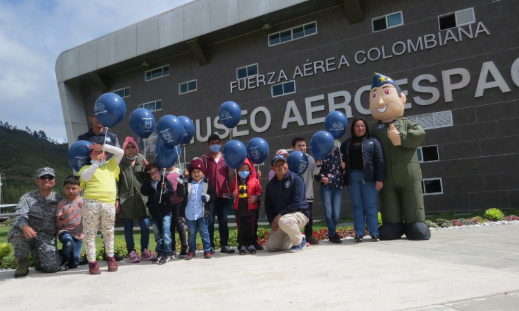 Niños y niñas, pacientes del Hospital Pediátrico de la Misericordia visitan Museo Aeroespacial