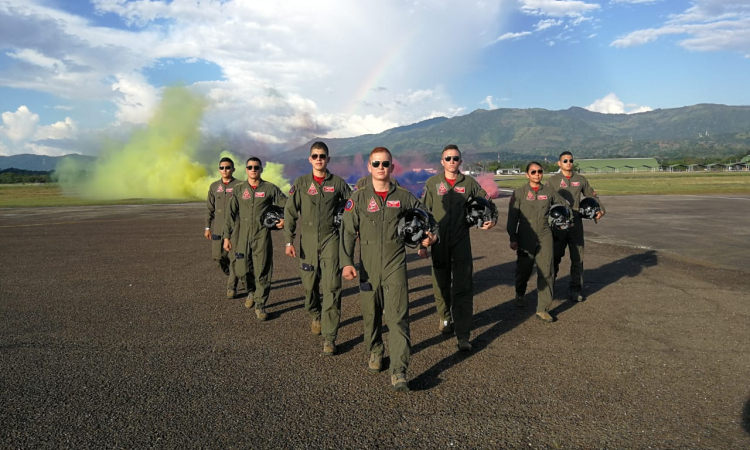 Oficiales de la Fuerza Aérea Colombiana se gradúan como pilotos militares 