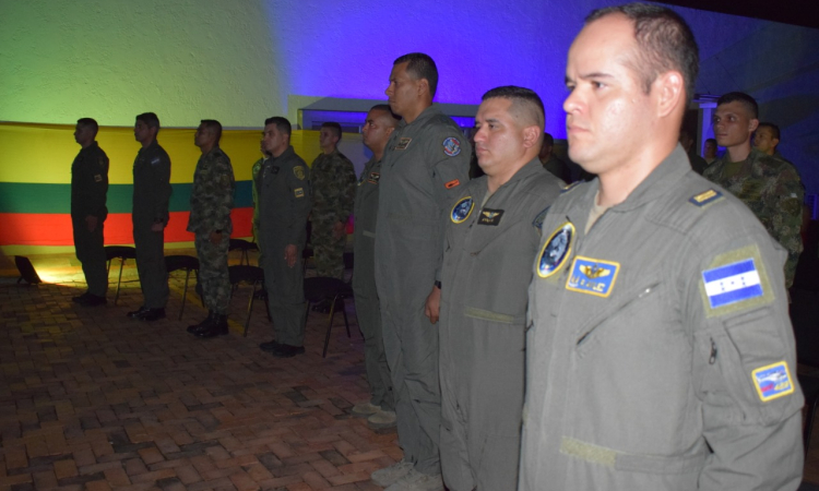 Pilotos de cuatro países llegan a la Escuela Helicópteros para las Fuerzas Armadas a capacitarse
