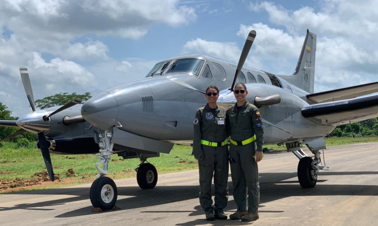 Primera tripulación femenina del avión C90GTx 